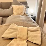 Penthouse Wolkenplatz 55 Qm -- Grosse Dachterrasse, Kostenfrei Garage Und Wlan, Ebk, Smart Tv, Haltestelle Stadtbahn 100 Meter -- Perfekt Fuer Geschaeftsreisende Und Familien