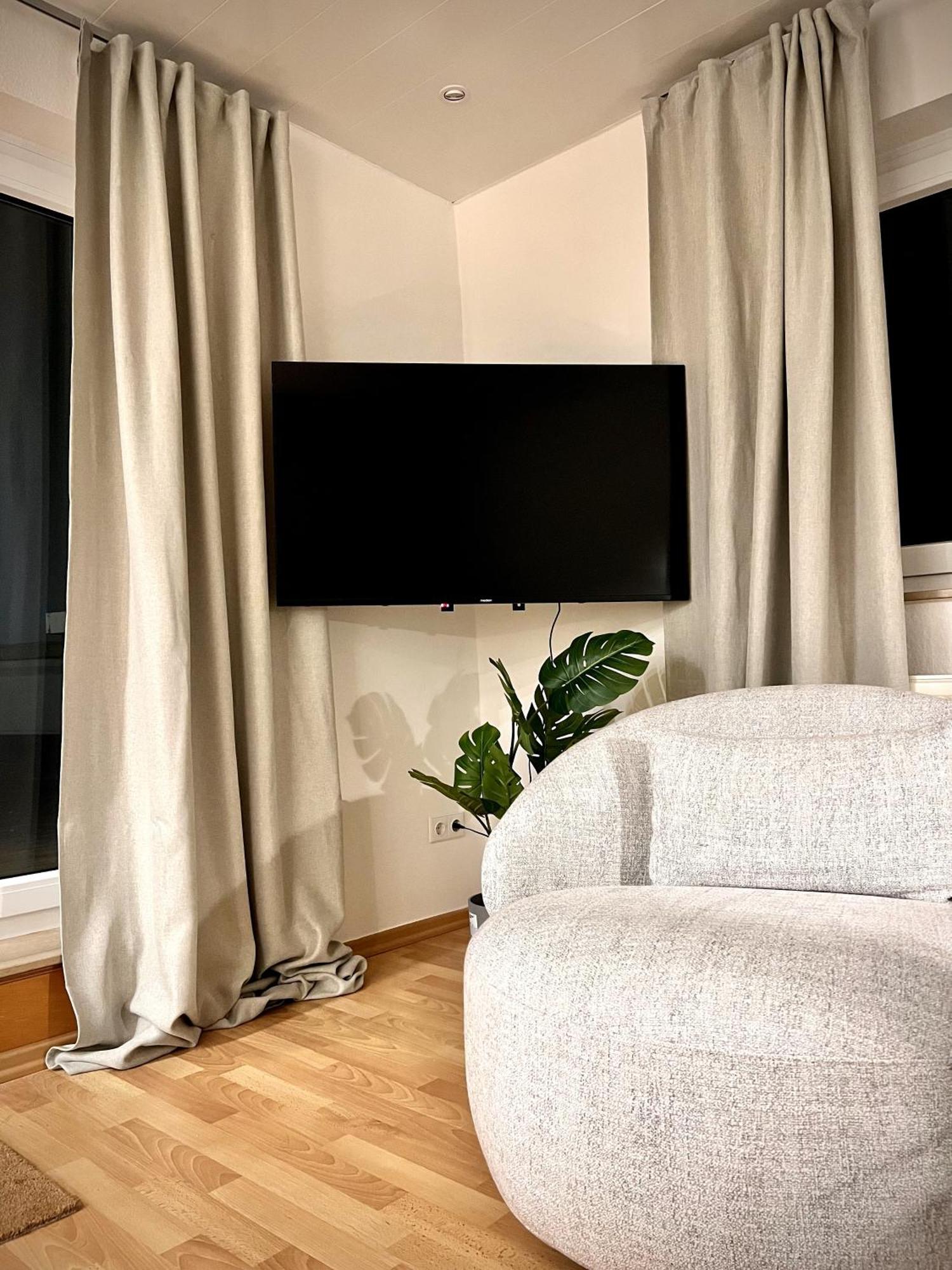 Penthouse Wolkenplatz 55 Qm -- Grosse Dachterrasse, Kostenfrei Garage Und Wlan, Ebk, Smart Tv, Haltestelle Stadtbahn 100 Meter -- Perfekt Fuer Geschaeftsreisende Und Familien