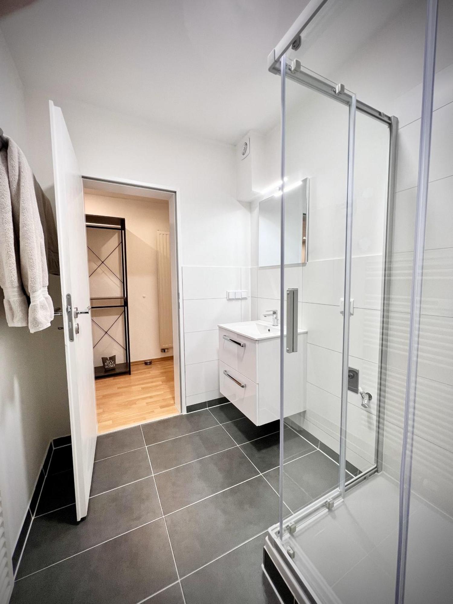 Penthouse Wolkenplatz 55 Qm -- Grosse Dachterrasse, Kostenfrei Garage Und Wlan, Ebk, Smart Tv, Haltestelle Stadtbahn 100 Meter -- Perfekt Fuer Geschaeftsreisende Und Familien