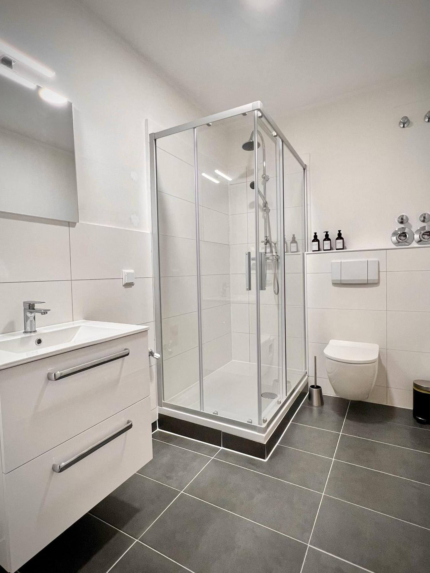 Penthouse Wolkenplatz 55 Qm -- Grosse Dachterrasse, Kostenfrei Garage Und Wlan, Ebk, Smart Tv, Haltestelle Stadtbahn 100 Meter -- Perfekt Fuer Geschaeftsreisende Und Familien *